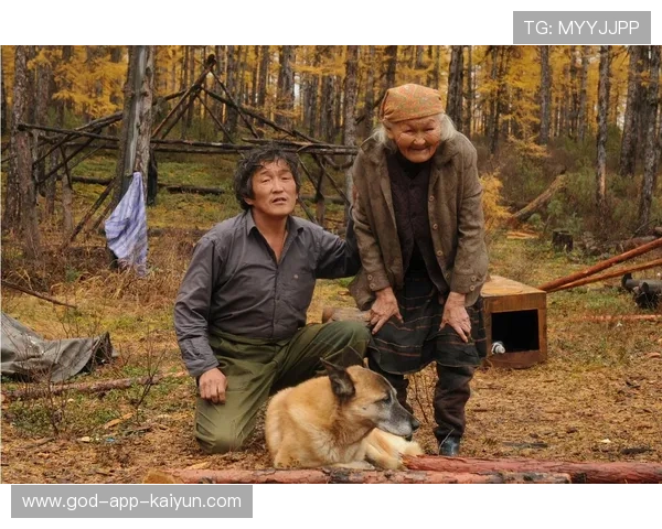球员进球后从短裤里掏出鄂伦春族的桦皮船，划着船在草地上庆祝
